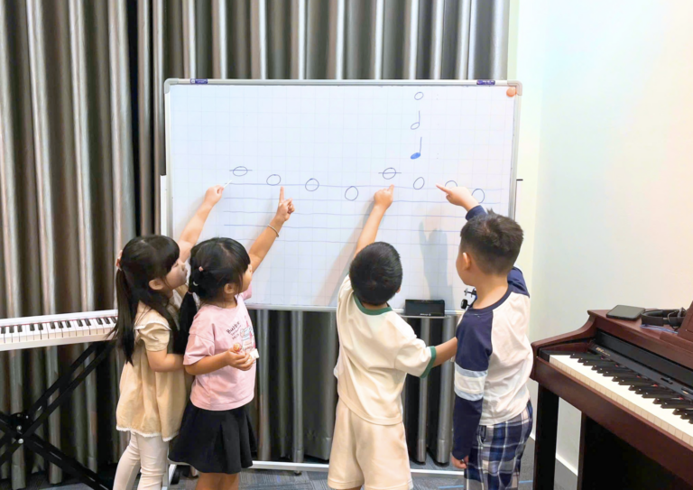 Bé học Piano
